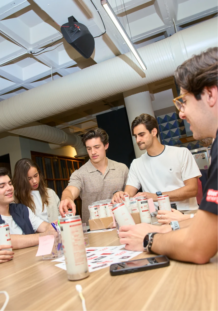 El equipo de ēter probando la bebida